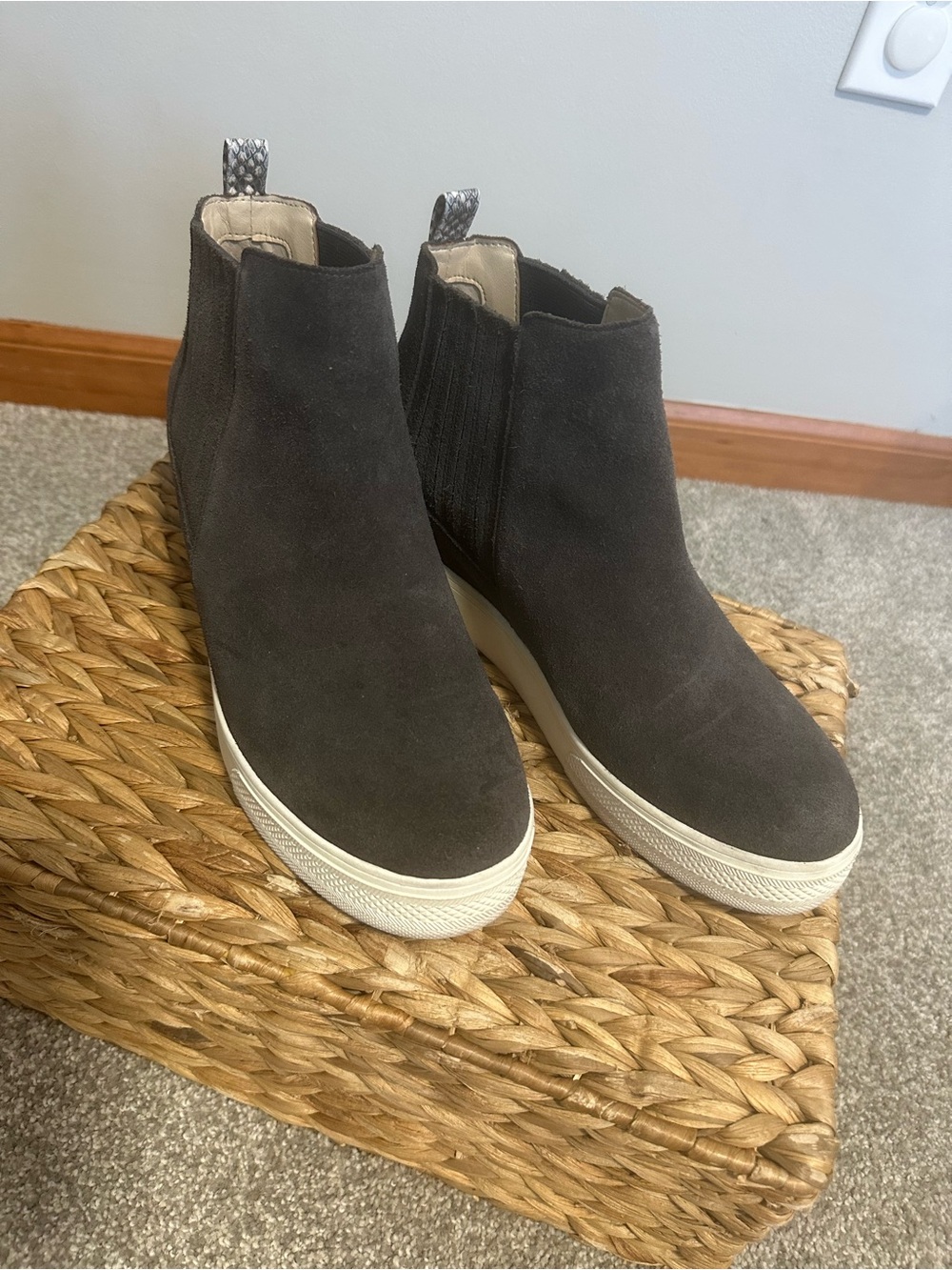 Dolce Vita Dark Gray Suede Chelsea Platform Slip-On Booties Size 9.5 Clean